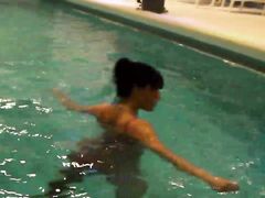 Немецкая девушка занимается сексом под водой в городском бассейне
