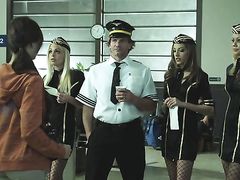 Капитаны воздушного судна и стюардесса занимаются сексом в порно фильме для взрослых