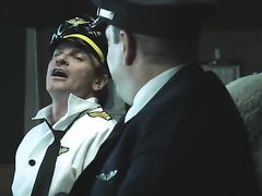 Капитаны воздушного судна и стюардесса занимаются сексом в порно фильме для взрослых