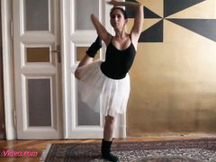 Гуттаперчевая молодая балерина разделась догола на тренировке