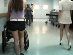 Две медсестры трахаются с молодым пациентом в полнометражном фильме