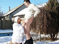 Русский домашний секс зимой на улице с окончанием в пизду девчонки