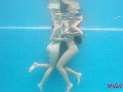Классные русские девки и парень занялись сексом под водой