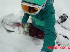 Экстремальная русская телка занялась оральным сексом на снегу