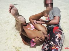 Разгоряченные любовники занялись анальным публичным секс на пляже