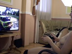 Украинка играла в приставку PS4 в NFS и словила оргазм от вибратора