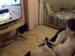 Украинка играла в приставку PS4 в NFS и словила оргазм от вибратора