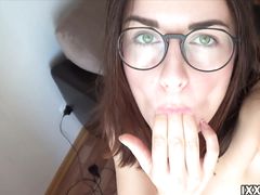 Любопытная русская девушка в очках ласкает киску пальцами