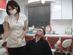 Фартовый молодой пациент занялся анальным сексом со стоматологом