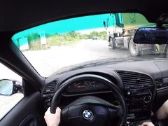 Богатый румынский чувак подвез девушку и трахнул ее в машине