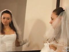 Юная русская модель в свадебном платье и чулках участвует в фотосессии