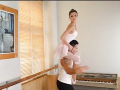 Худощавая русская балерина занялась сексом с партнером после тренировки