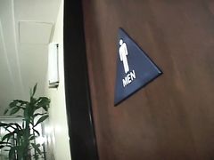 Сексуальная девушка Саша Грей делает глубокий минет от первого лица в туалете