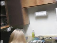 Крутой домашний секс прямо на кухне от молодой пары