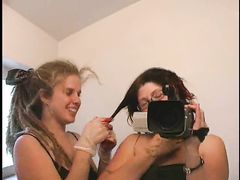 Две лесбиянки устроили домашние съемки секса в ванной