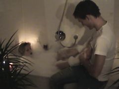 Романтичная девчонка в ванной при свечах делает любимому классный минетик