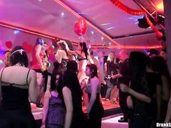 На закрытой вечеринке пьяные тусовщицы занимаются сексом