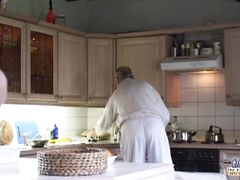 Квартирантка с особым старанием вылизывает залупу старому хозяину на кухне