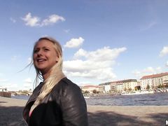 Белокурая чешка занимается сексом в машине за деньги с незнакомцем