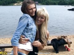Худая русская студентка занялась сексом в лесу со своим одногруппником
