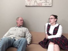Старенький седой дедушка ебет внучку в очках на диване