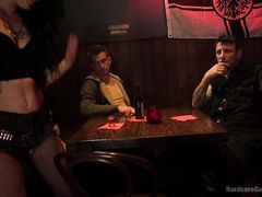 Байкеры занялись групповым сексом в баре с сексуальной барменшей