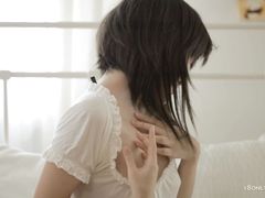 Улыбчивая 18-летняя азиатка мастурбирует писечку пальцами