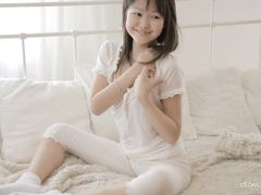 Улыбчивая 18-летняя азиатка мастурбирует писечку пальцами