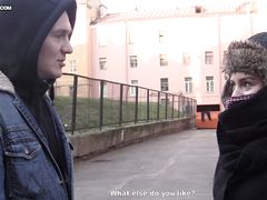 Легкодоступная русская девка повелась на секс за деньги с двумя парнями