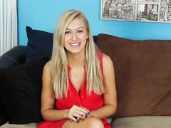Молоденькая блондинка на кастинге начала мастурбировать свою киску на диване