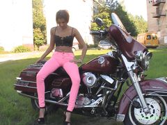 Эротическая фотосессия на мотоцикле от русской девушки в джинсах