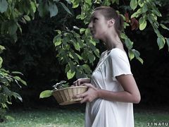 Хозяйственная русская девка занимается анальным сексом в саду с другом