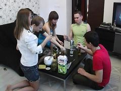 Пьяные русские ребята играют в сексуальную игру на вечеринке