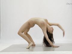 Русская гимнастка с идеальным телом позирует на фотосессии в стиле ню