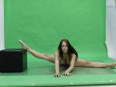 Уверенная русская гимнастка с красивыми сиськами села на шпагат