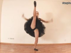 Гуттаперчевая русская балерина показывает сексуальную гимнастику