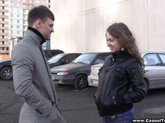 Уверенный в себе пикапер развел на секс русскую девушку с улицы