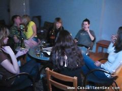 Пьяная русская студентка с тонкой талией трахается на вечеринке