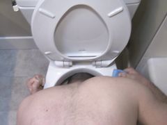 Грозная доминирующая жена трахает в жопу мужа в туалете