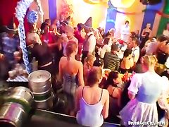 Развратные пьяные девушки занимаются групповым сексом на вечеринке