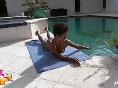 Худенькая черная девушка трахается у бассейна с белым ебарем