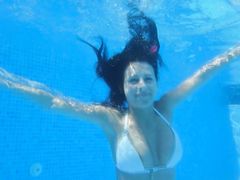 Видео с женской мастурбацией снятое в бассейне под водой