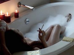 Курящая девушка в очках нежно мастурбирует в ванной