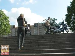 Легкодоступная девушка занялась сексом на мотоцикле с русским пикапером