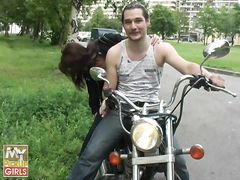 Беспечная девушка занялась сексом на мотоцикле с русским пикапером