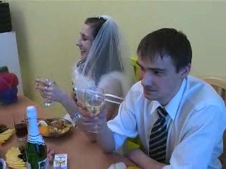 Друг жениха перед свадьбой трахнул голодную невесту в белом платье