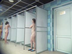 Пловчихи принимают душ перед скрытой камерой в женской душевой