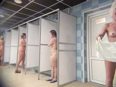 Продвинутые мужики подглядывают за голыми девушками в душе через камеру