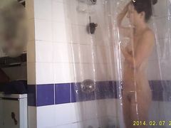 Купающаяся девушка светит голым телом перед скрытой камерой в ванной