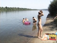 Беременная девушка с большими сосками загорает голой на пляже
